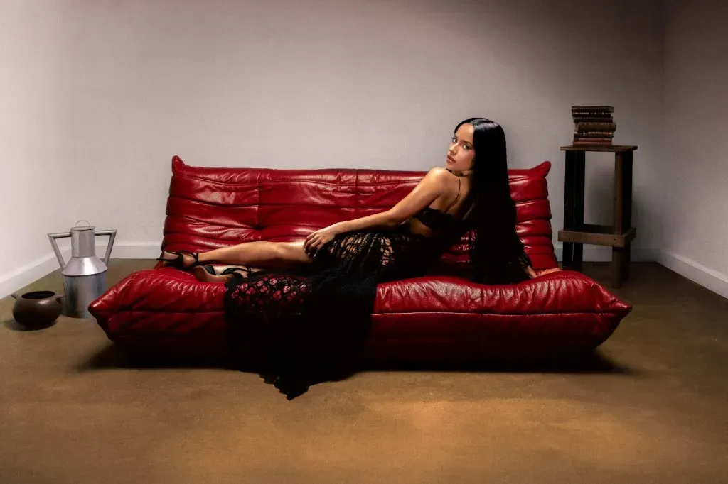 Becky G lanza su ecléctico nuevo álbum ‘Baraja Bendita’.
